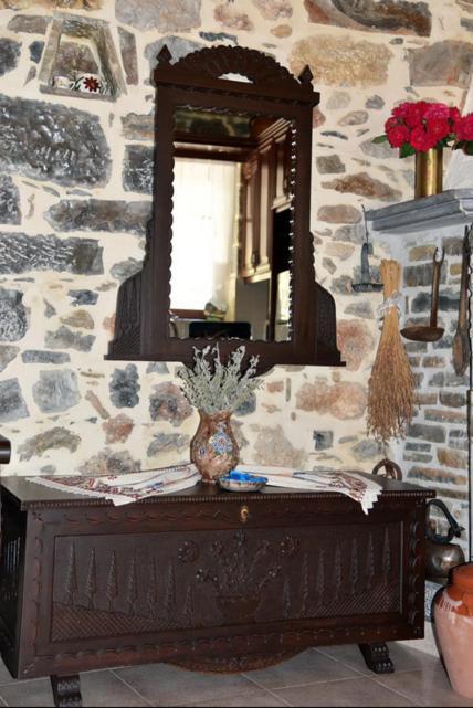 Traditional Residence With Terrace Latsida Kültér fotó